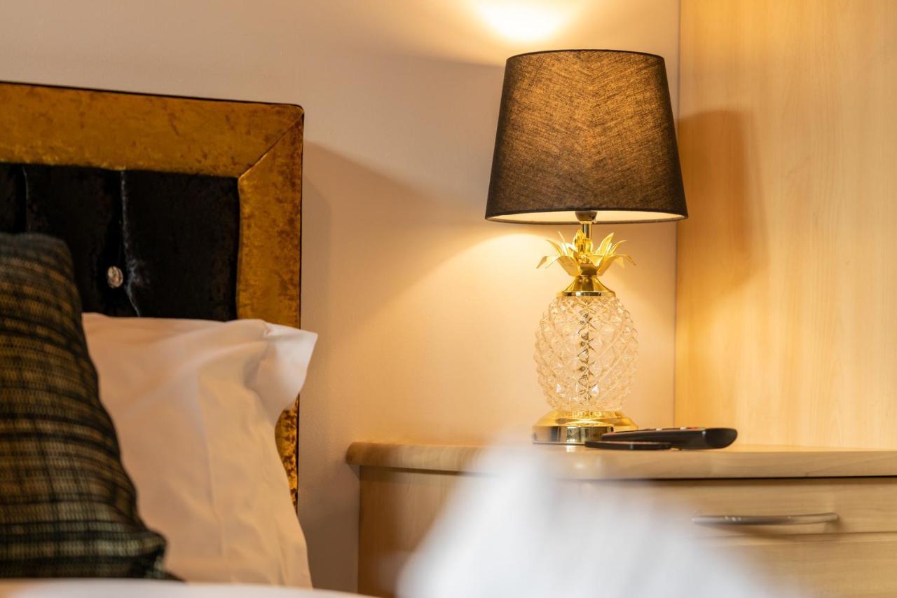 Caliber Stays Birmingham Bliss - Medusa Suite Apartments - Central 2-Bed Retreat - City Attractions, Sleeps 4, Free Netflix, Nearby Parking & Close Proximity - Bullring, Grand Central, The Cube - 5 Minutes Walk מראה חיצוני תמונה