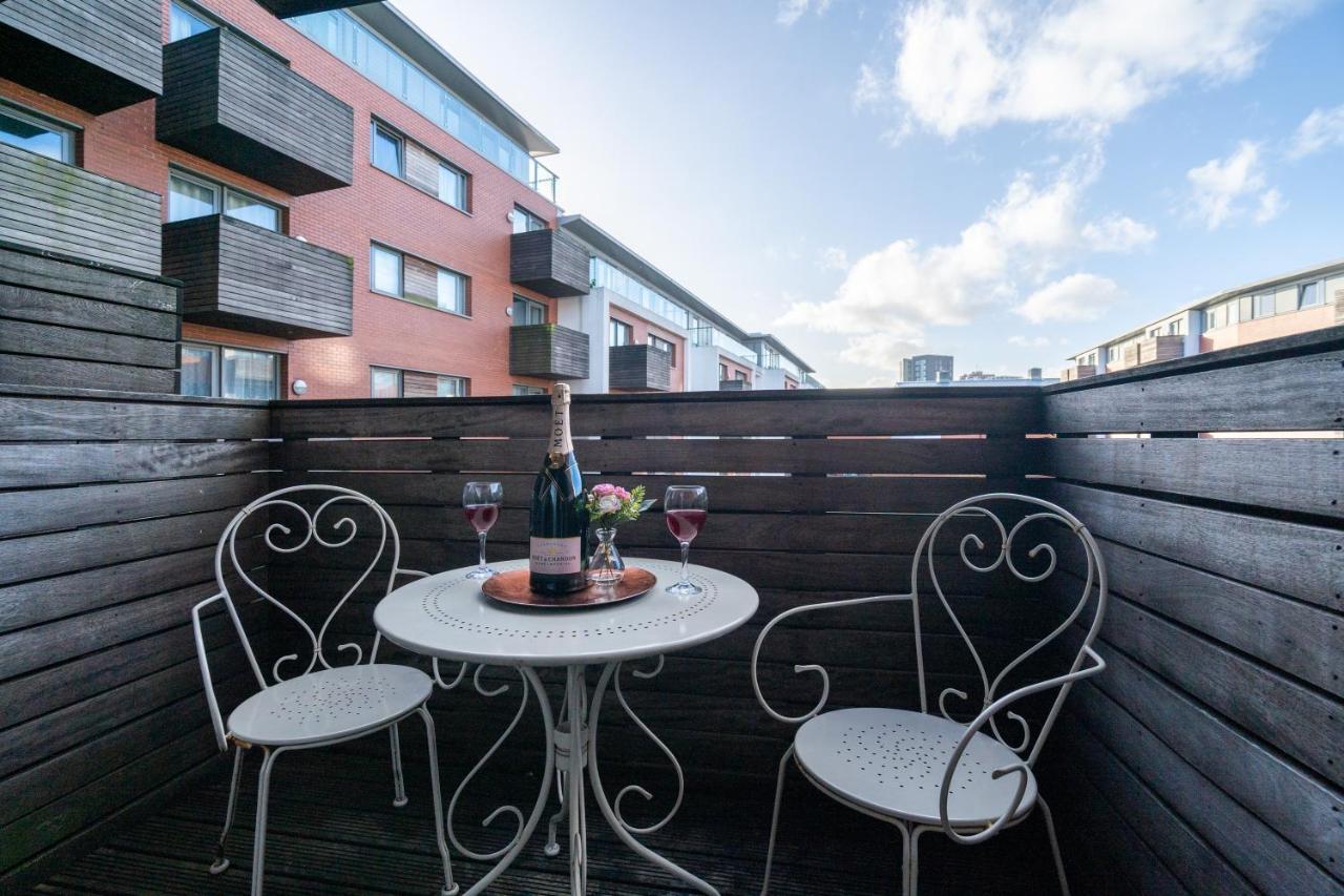 Caliber Stays Birmingham Bliss - Medusa Suite Apartments - Central 2-Bed Retreat - City Attractions, Sleeps 4, Free Netflix, Nearby Parking & Close Proximity - Bullring, Grand Central, The Cube - 5 Minutes Walk מראה חיצוני תמונה