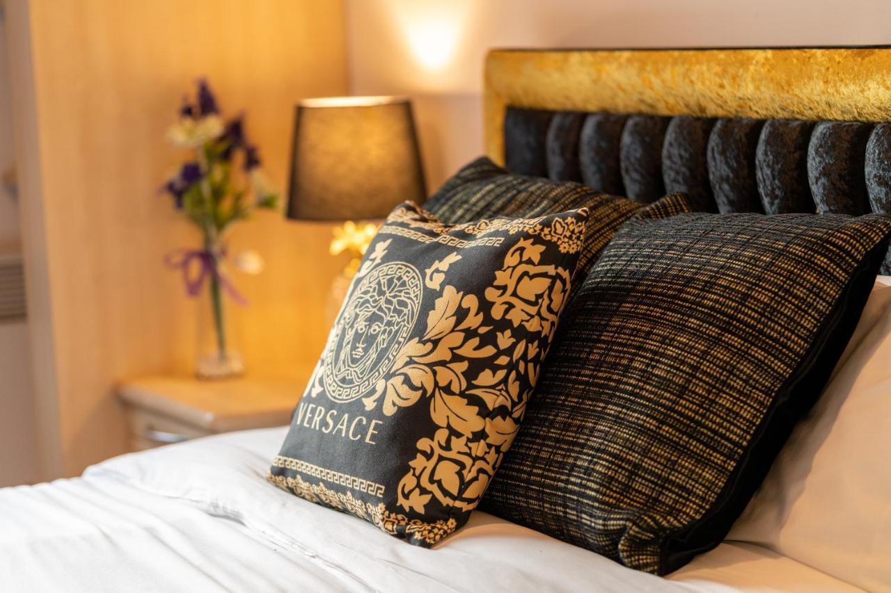 Caliber Stays Birmingham Bliss - Medusa Suite Apartments - Central 2-Bed Retreat - City Attractions, Sleeps 4, Free Netflix, Nearby Parking & Close Proximity - Bullring, Grand Central, The Cube - 5 Minutes Walk מראה חיצוני תמונה