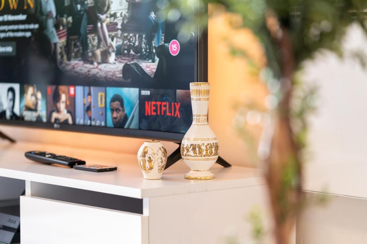 Caliber Stays Birmingham Bliss - Medusa Suite Apartments - Central 2-Bed Retreat - City Attractions, Sleeps 4, Free Netflix, Nearby Parking & Close Proximity - Bullring, Grand Central, The Cube - 5 Minutes Walk מראה חיצוני תמונה